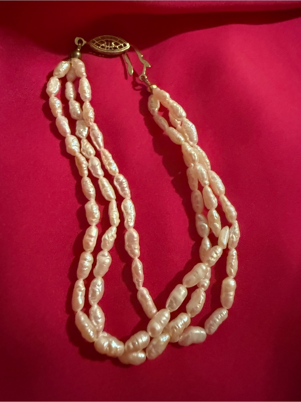 Vintage Rice Pearl three strand bracelet with Gold Clasp - Picture 5 of 9